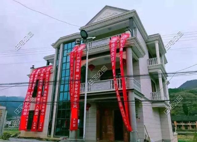 為父母養(yǎng)老，湖南兄妹在農(nóng)村老家修建三層別墅，主體裝修一個花了80萬