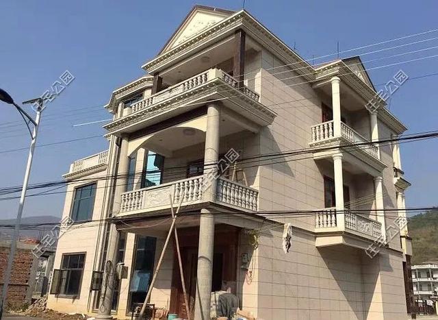 為父母養(yǎng)老，湖南兄妹在農(nóng)村老家修建三層別墅，主體裝修一個花了80萬