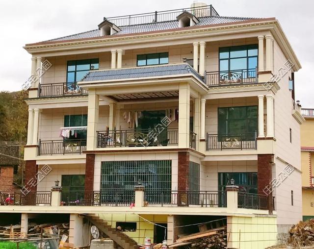 為父母養(yǎng)老，湖南兄妹在農(nóng)村老家修建三層別墅，主體裝修一個花了80萬