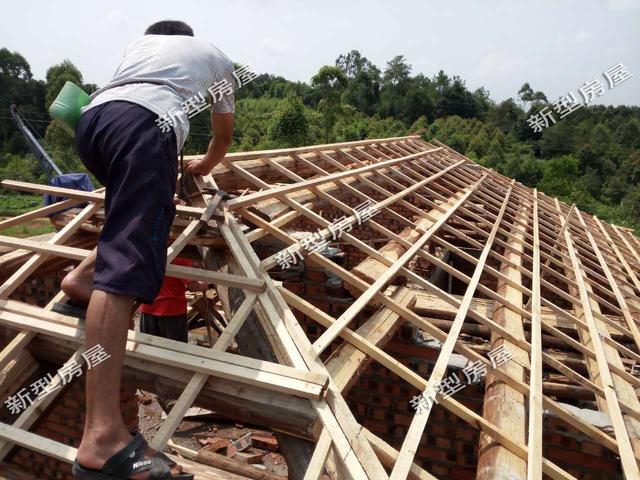 農(nóng)村新房還沒入住，就發(fā)現(xiàn)屋面就有裂縫，這是誰的責(zé)任？