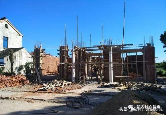 江蘇小伙回農村自建別墅，包工包料每瓶1200，村里還有花海、草坪！