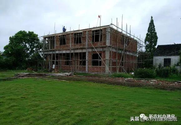 江蘇小伙回農村自建別墅，包工包料每瓶1200，村里還有花海、草坪！