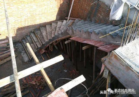 江蘇小伙回農村自建別墅，包工包料每瓶1200，村里還有花海、草坪！