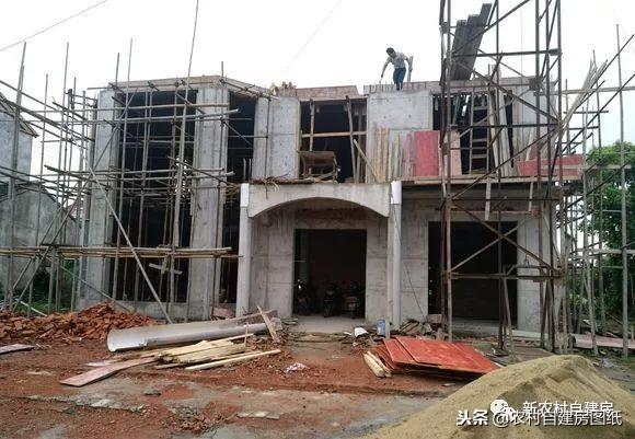 江蘇小伙回農村自建別墅，包工包料每瓶1200，村里還有花海、草坪！