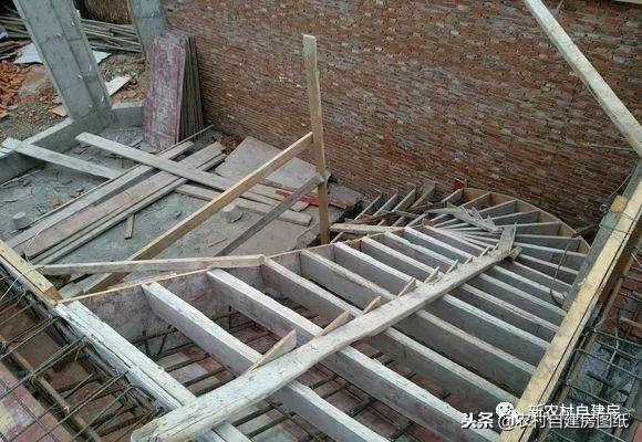 江蘇小伙回農村自建別墅，包工包料每瓶1200，村里還有花海、草坪！