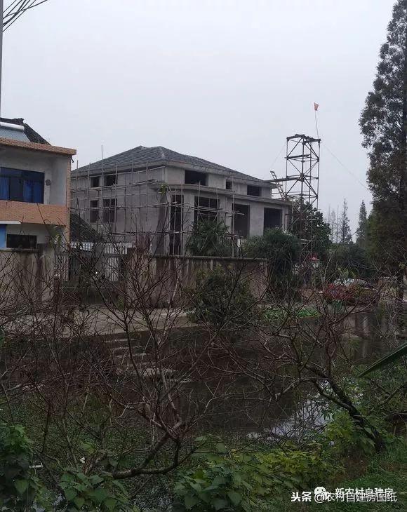 江蘇小伙回農村自建別墅，包工包料每瓶1200，村里還有花海、草坪！