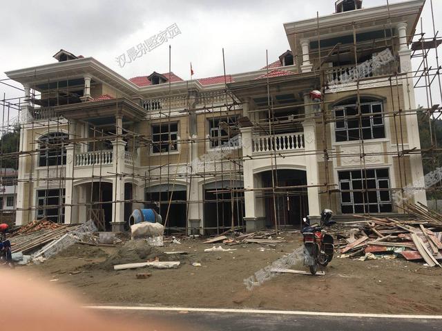 今年的蓋房愿望實(shí)現(xiàn)了嗎？2套豪華雙拼別墅實(shí)拍照片，過年想低調(diào)都難