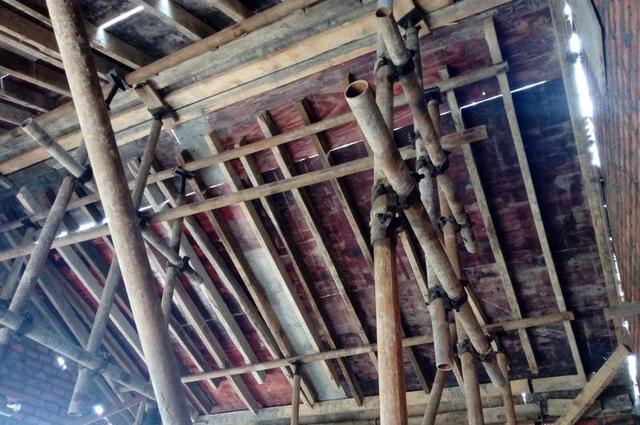 農(nóng)村新建好的的房子樓板開裂，看著都揪心，注意要這樣綁鋼筋