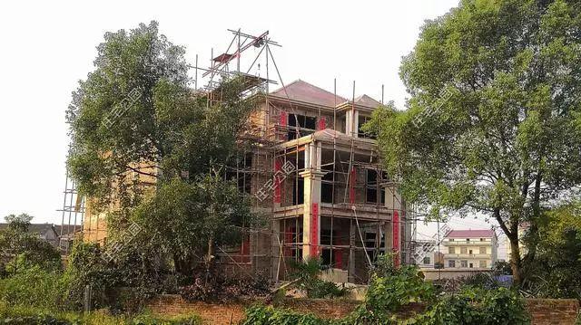 農(nóng)村孝子彗星修建三層別墅，父親生病母親監(jiān)工，主體70萬(wàn)建成，凝聚著一家人的愛(ài)