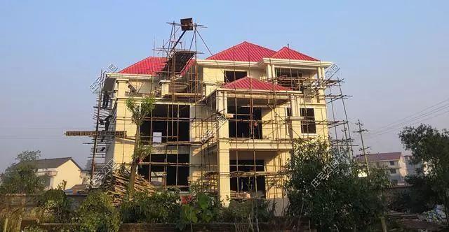 農(nóng)村孝子彗星修建三層別墅，父親生病母親監(jiān)工，主體70萬(wàn)建成，凝聚著一家人的愛(ài)