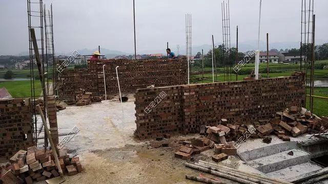 農(nóng)村孝子彗星修建三層別墅，父親生病母親監(jiān)工，主體70萬(wàn)建成，凝聚著一家人的愛(ài)