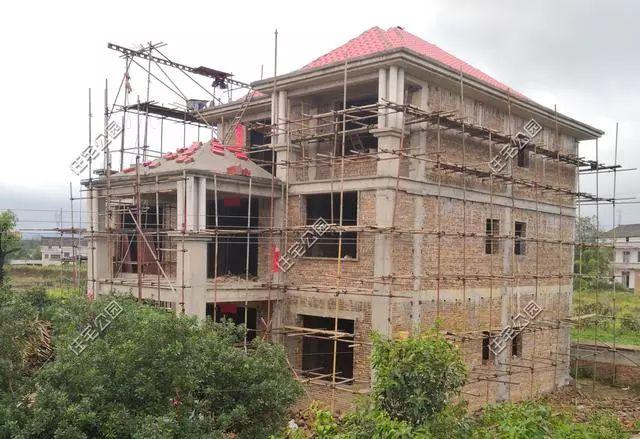 農(nóng)村孝子彗星修建三層別墅，父親生病母親監(jiān)工，主體70萬(wàn)建成，凝聚著一家人的愛(ài)