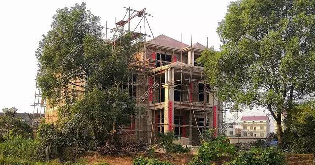 農(nóng)村孝子彗星修建三層別墅，父親生病母親監(jiān)工，主體70萬(wàn)建成，凝聚著一家人的愛(ài)