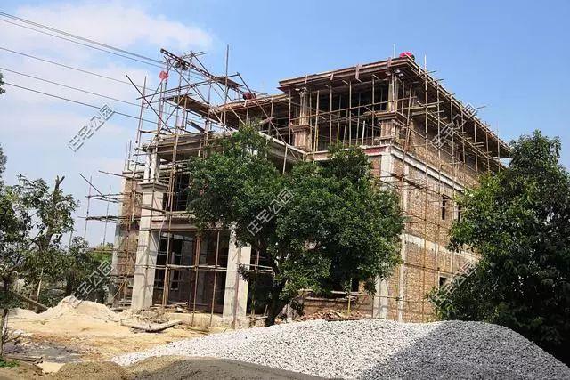 農(nóng)村孝子彗星修建三層別墅，父親生病母親監(jiān)工，主體70萬(wàn)建成，凝聚著一家人的愛(ài)