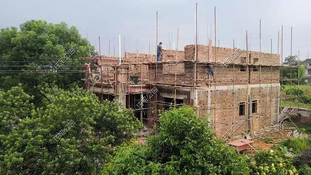 農(nóng)村孝子彗星修建三層別墅，父親生病母親監(jiān)工，主體70萬(wàn)建成，凝聚著一家人的愛(ài)