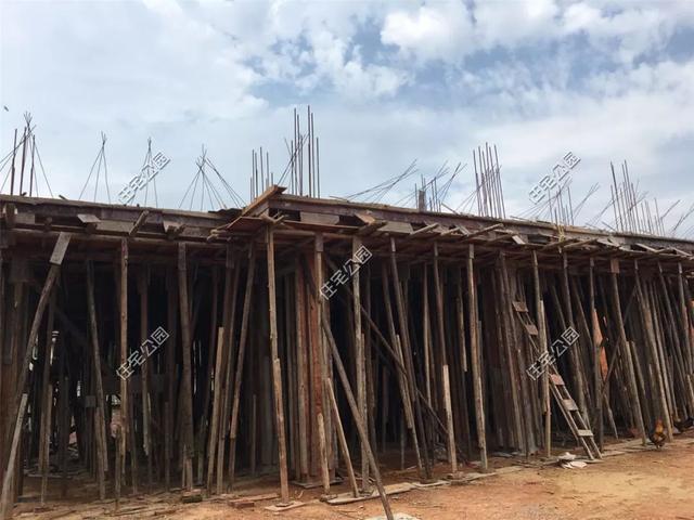 我和叔叔蓋的雙拼養(yǎng)老別墅，每人35萬，400多平的大院子就是爽