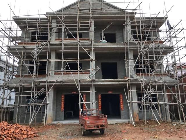 我和叔叔蓋的雙拼養(yǎng)老別墅，每人35萬，400多平的大院子就是爽