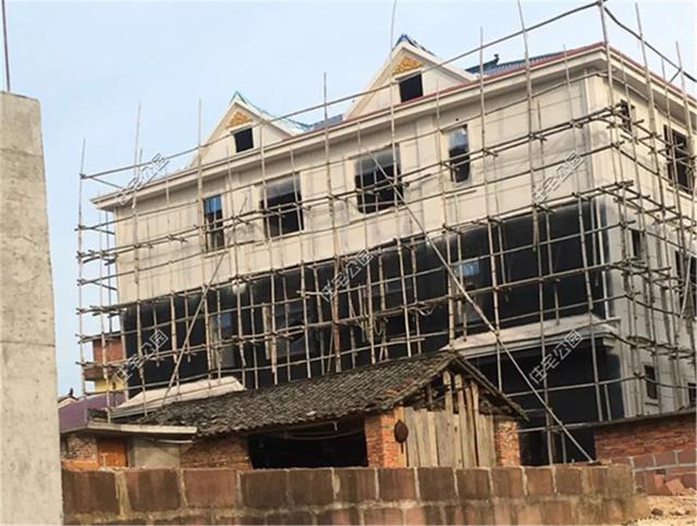 我和叔叔蓋的雙拼養(yǎng)老別墅，每人35萬，400多平的大院子就是爽