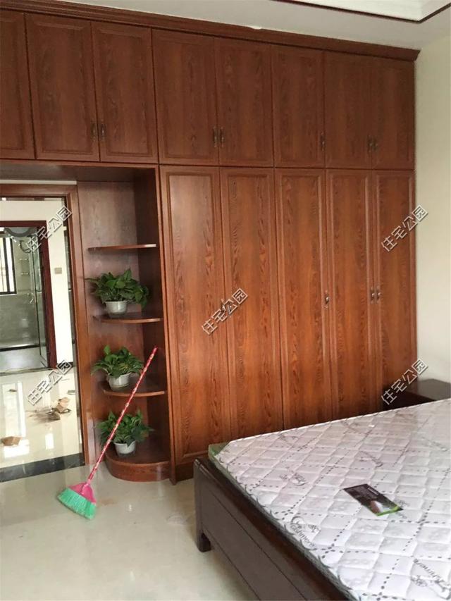 我和叔叔蓋的雙拼養(yǎng)老別墅，每人35萬，400多平的大院子就是爽