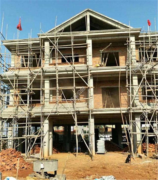 我和叔叔蓋的雙拼養(yǎng)老別墅，每人35萬，400多平的大院子就是爽