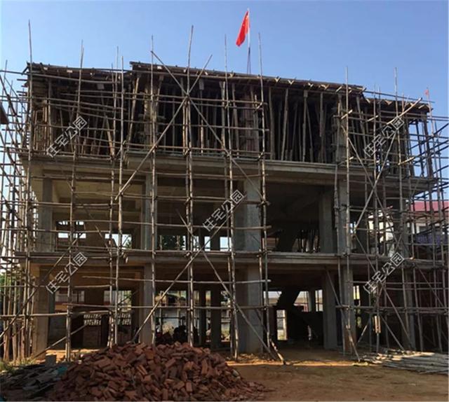 我和叔叔蓋的雙拼養(yǎng)老別墅，每人35萬，400多平的大院子就是爽