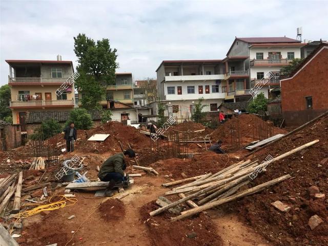 我和叔叔蓋的雙拼養(yǎng)老別墅，每人35萬，400多平的大院子就是爽