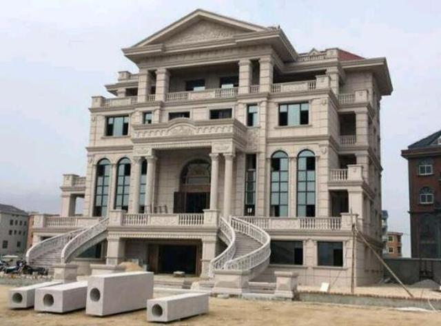 聽說這樣的農村別墅在福建省非常普通，簡裝接地氣，樓梯有檔次！