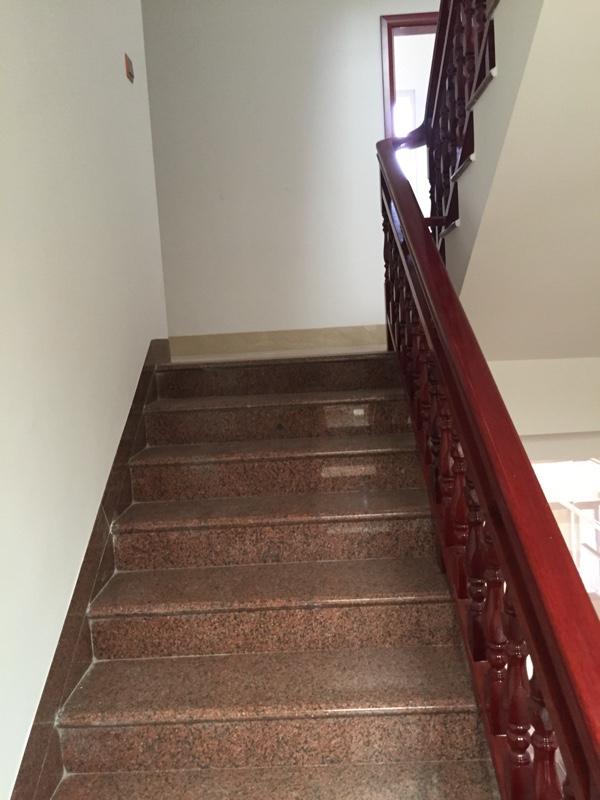 聽說這樣的農村別墅在福建省非常普通，簡裝接地氣，樓梯有檔次！