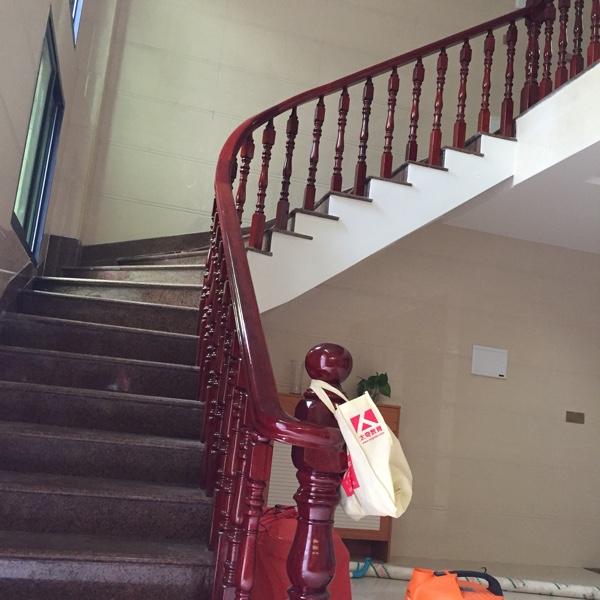 聽說這樣的農村別墅在福建省非常普通，簡裝接地氣，樓梯有檔次！