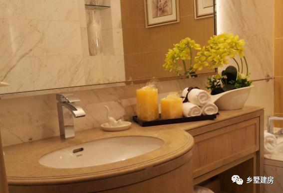 帶超大車(chē)庫(kù)和挑空客廳的四層別墅設(shè)計(jì)圖，別墅精致更實(shí)用，不比城里的別墅差