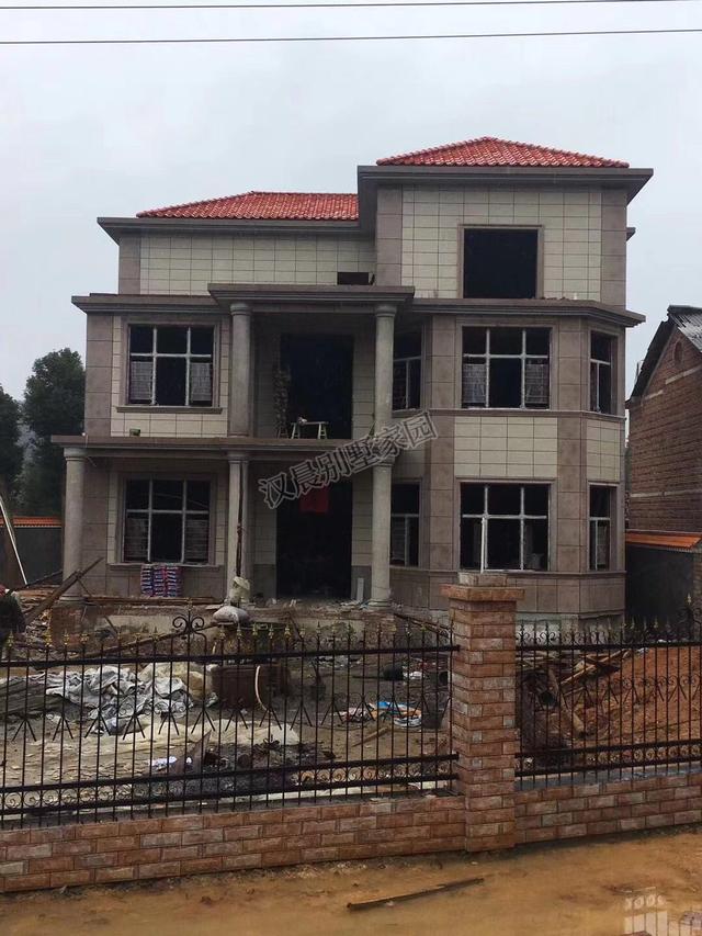 經(jīng)典氣派農(nóng)村別墅設(shè)計(jì)圖，13.1X11.4米，提高了居住的安全舒適性