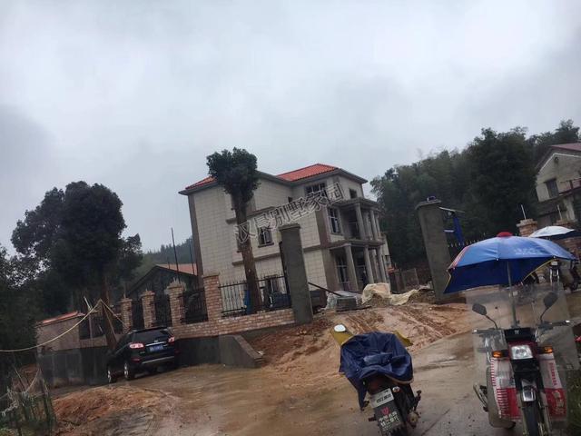 經(jīng)典氣派農(nóng)村別墅設(shè)計(jì)圖，13.1X11.4米，提高了居住的安全舒適性