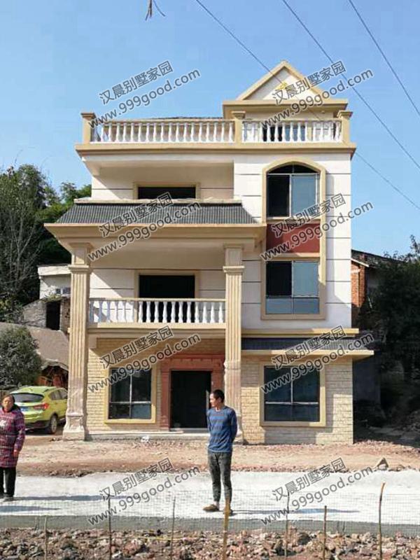 一側(cè)無(wú)窗的農(nóng)村四層別墅設(shè)計(jì)圖，帶車(chē)庫(kù)和大露臺(tái)，漂亮極了。