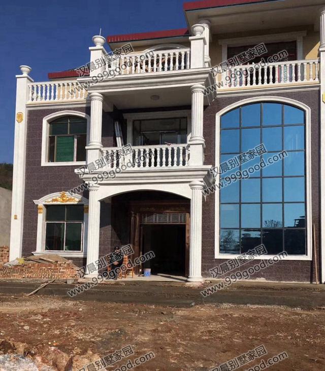 占地131平三層農(nóng)村自建房，兩種外觀配色方案，無論哪種都是不易過時(shí)。