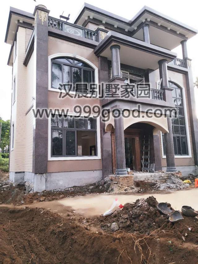 占地131平三層農(nóng)村自建房，兩種外觀配色方案，無論哪種都是不易過時(shí)。