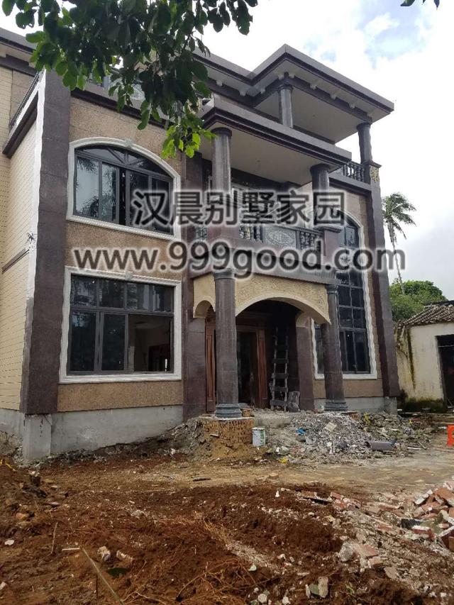 占地131平三層農(nóng)村自建房，兩種外觀配色方案，無論哪種都是不易過時(shí)。