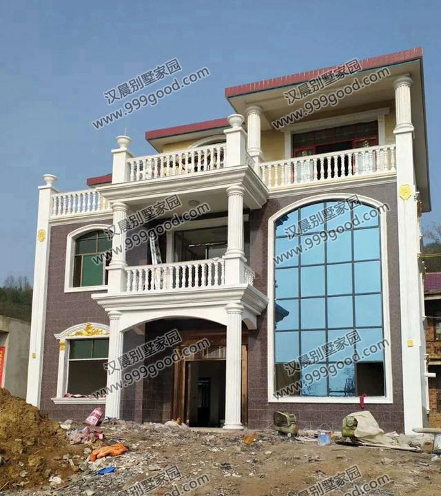 占地131平三層農(nóng)村自建房，兩種外觀配色方案，無論哪種都是不易過時(shí)。
