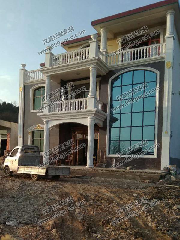 占地131平三層農(nóng)村自建房，兩種外觀配色方案，無論哪種都是不易過時(shí)。