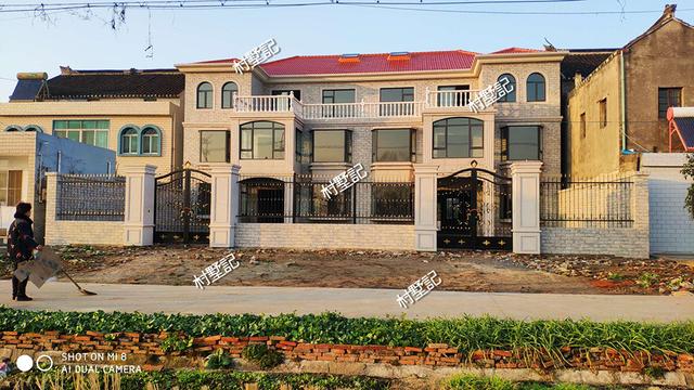 湖南兄弟建三層雙拼戶型設(shè)計(jì)圖，房子蓋好以后，村民都來串門，美極了！