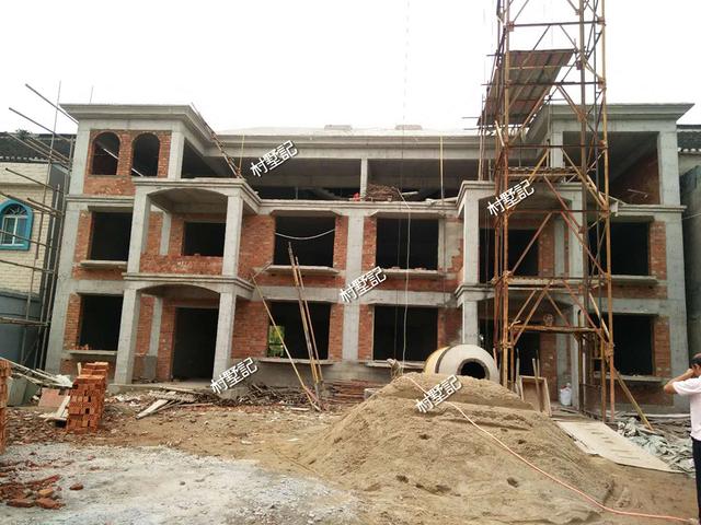 湖南兄弟建三層雙拼戶型設(shè)計(jì)圖，房子蓋好以后，村民都來串門，美極了！