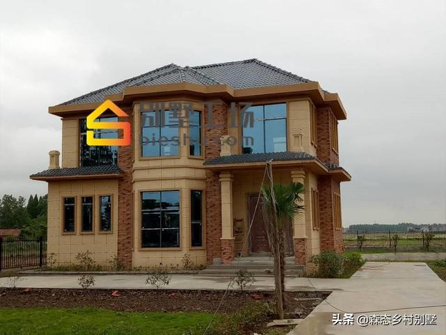 經(jīng)典農(nóng)村二層歐式小樓設(shè)計(jì)圖，外觀大氣，內(nèi)部實(shí)用，四種內(nèi)布局設(shè)計(jì)方案任你挑選。