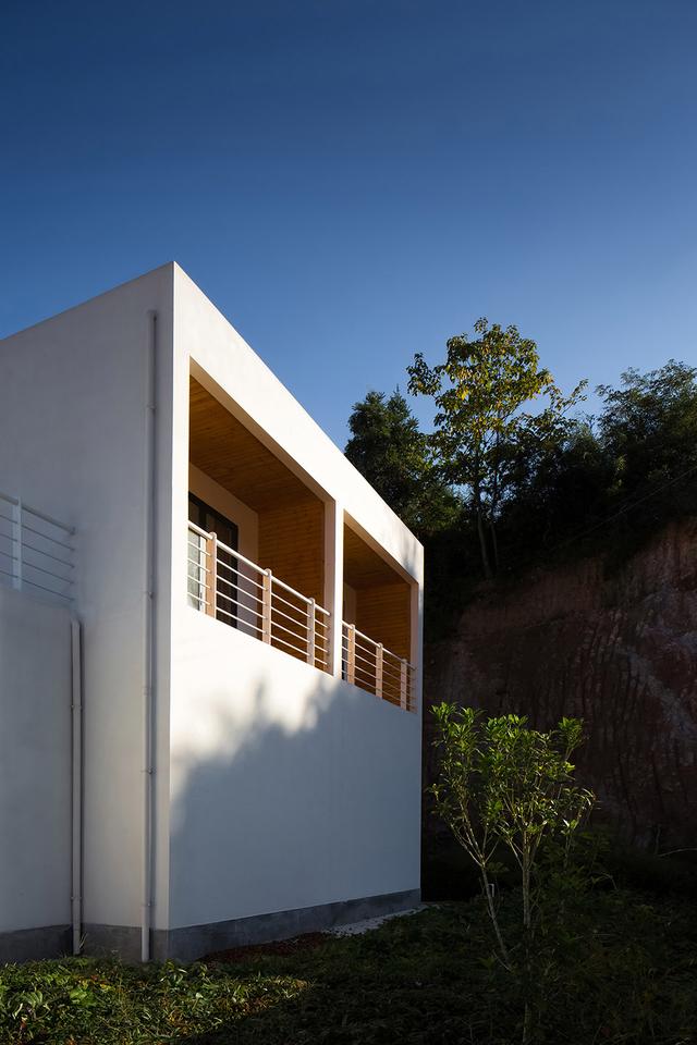 農(nóng)村建房也能建成這樣的白色別墅，設(shè)計也太新穎了吧！