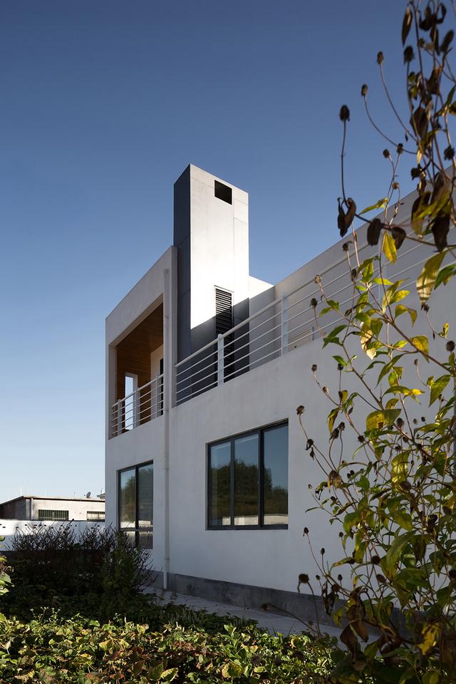 農(nóng)村建房也能建成這樣的白色別墅，設(shè)計也太新穎了吧！