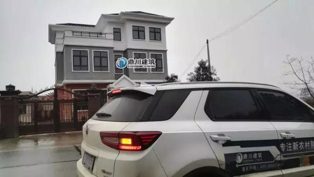 26萬(wàn)以?xún)?nèi)三層別墅設(shè)計(jì)圖，帶車(chē)庫(kù)和開(kāi)放式廚房設(shè)計(jì)，實(shí)拍效果沉穩(wěn)大氣。