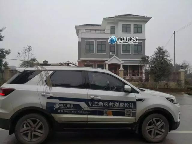 26萬(wàn)以?xún)?nèi)三層別墅設(shè)計(jì)圖，帶車(chē)庫(kù)和開(kāi)放式廚房設(shè)計(jì)，實(shí)拍效果沉穩(wěn)大氣。