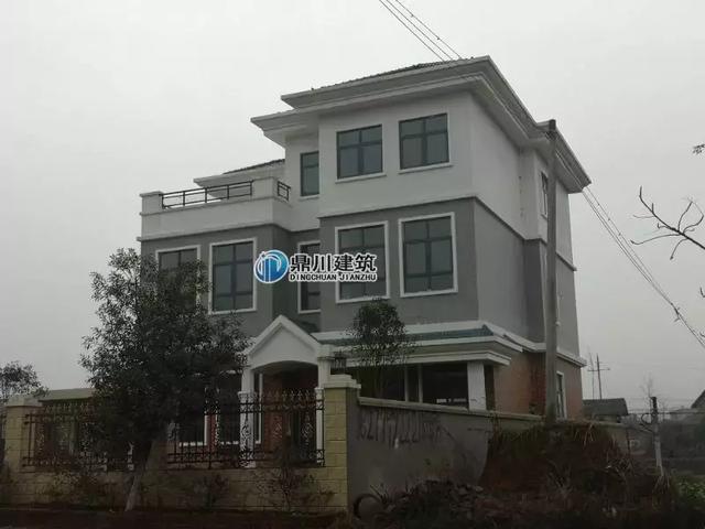 26萬(wàn)以?xún)?nèi)三層別墅設(shè)計(jì)圖，帶車(chē)庫(kù)和開(kāi)放式廚房設(shè)計(jì)，實(shí)拍效果沉穩(wěn)大氣。