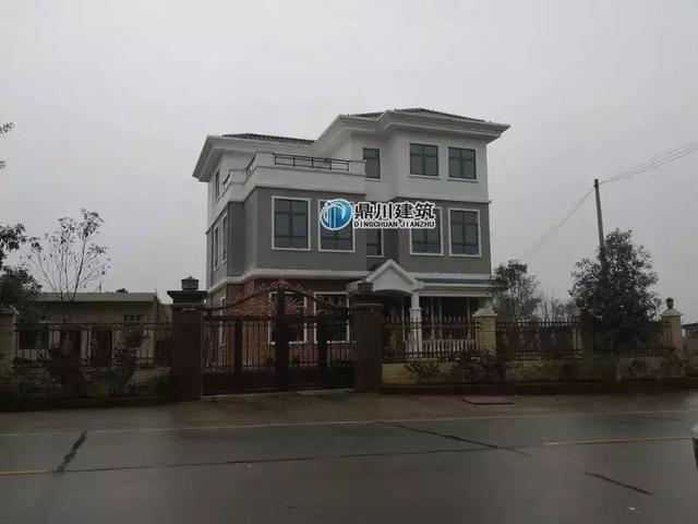 26萬(wàn)以?xún)?nèi)三層別墅設(shè)計(jì)圖，帶車(chē)庫(kù)和開(kāi)放式廚房設(shè)計(jì)，實(shí)拍效果沉穩(wěn)大氣。