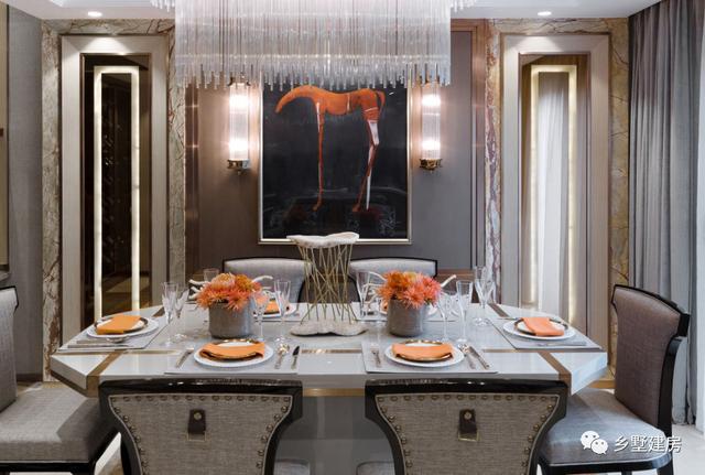 帶半地下室的三層豪華別墅，帶音樂室+健身房+酒窖，很多路人經(jīng)過也都會(huì)停下駐足觀賞，