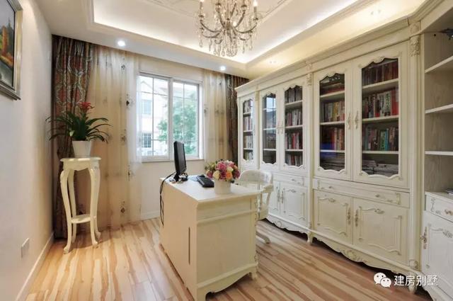 開間17.3×11.3米農(nóng)村別墅設(shè)計(jì)圖，室外設(shè)有大露臺和較小的觀景式?jīng)鐾?，涼亭處也可滿足下雨天的晾曬需要。