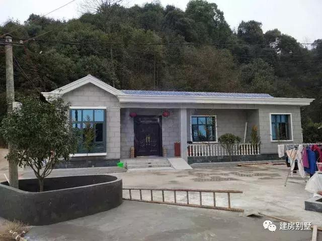 兩款尺寸布局不同，但外觀類似的一層別墅設計圖，都是經典實用的戶型